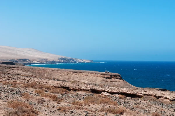 Fuerteventura, Islas Canarias, España: vista aérea del Océano Atlántico y los acantilados de la costa occidental, la zona más salvaje de la isla lejos de las rutas turísticas — Foto de Stock