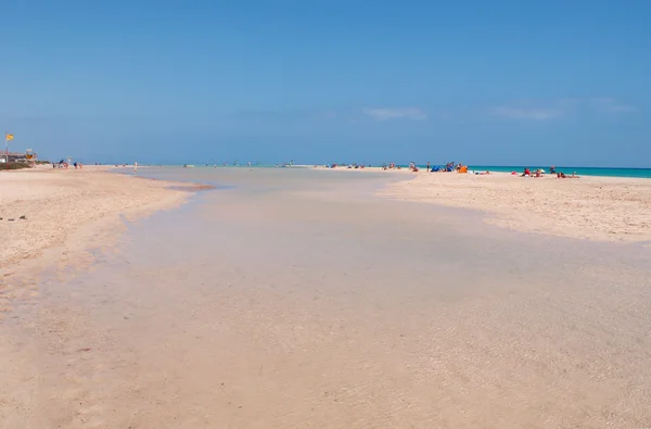 Fuerteventura, Canary Islands, Spain: the crystal clear water of the lagoon at the beach Playa de Jandia, one of the most famous beaches of the island in the Jandia Peninsula, a natural park running from Morro Jable to Costa Calma — Stock Photo, Image