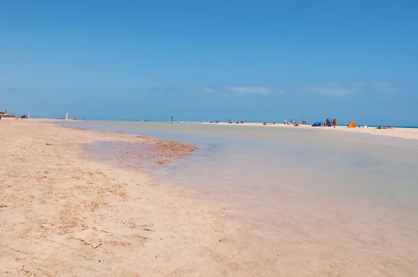 Fuerteventura, Canary Islands, Spain: the crystal clear water of the lagoon at the beach Playa de Jandia, one of the most famous beaches of the island in the Jandia Peninsula, a natural park running from Morro Jable to Costa Calma — Stock Photo, Image