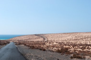 Fuerteventura, Kanarya Adaları, İspanya: toprak yol için plaj Playa de Sotavento de Jandia, Costa Calma (sakin sahil), en ünlü plajlarından güneydoğu kıyısında sörfçü için bir cennet olarak kabul 