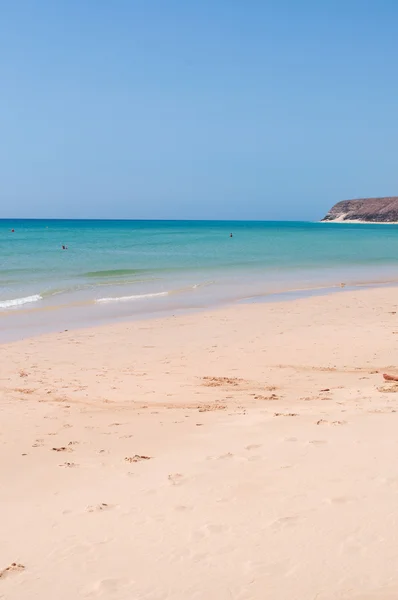 Fuerteventura, Wyspy Kanaryjskie, Hiszpania: widok na krystalicznie czyste wody plaży Playa de Jandia, jeden z najbardziej znanych plaż na wyspie, na półwyspie Jandia, naturalny park działa od Morro Jable do Costa Calma — Zdjęcie stockowe