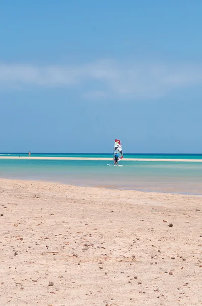 Fuerteventura, Canary Islands, Spain: a windsurf in the breathtaking lagoon at the beach Playa de Jandia, one of the most famous beaches of the island in the Jandia Peninsula, a natural park running from Morro Jable to Costa Calma — Stock Photo, Image