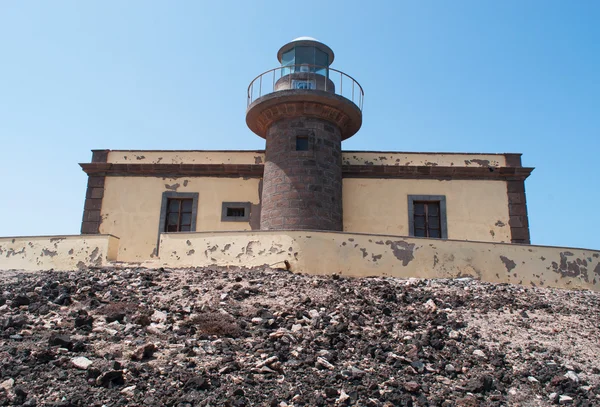 Fuerteventura, Islas Canarias, España: vista del faro de Punta Martino, un faro activo abierto en 1865 en la isla de Lobos (Islote de Lobos), una pequeña isla a 2 kilómetros al norte de Fuerteventura — Foto de Stock