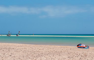Fuerteventura, Kanarya Adaları, İspanya: Playa de Jandia, Jandia Yarımadası, Costa Calma Morro Jable bir doğal Parkı'nda adanın en ünlü plajlarından Beach lagün içinde windsurfs