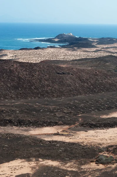 Canarische eilanden Fuerteventura, Spanje: Luchtfoto uitzicht vanaf de top van de berg van de Caldera, de oude vulkaan van Lobos eiland (Islote de Lobos), een klein eiland ligt slechts 2 kilometer ten noorden van het eiland Fuerteventura — Stockfoto