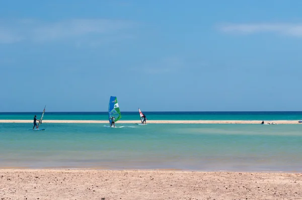 Fuerteventura, Kanárské ostrovy, Španělsko: plováků v laguně na pláž Playa de Jandia, jeden z nejznámějších pláží na ostrově v Poloostrov Jandía, přírodním parkem od Morro Jable na Costa Calma — Stock fotografie