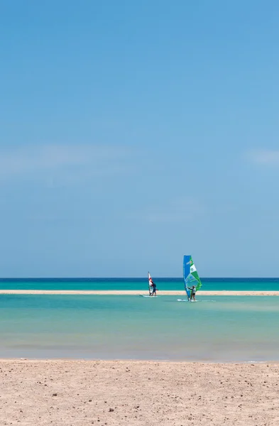 Fuerteventura, Islas Canarias, España: windsurf en la laguna de la playa Playa de Jandia, una de las playas más famosas de la isla en la península de Jandia, un parque natural desde Morro Jable hasta Costa Calma — Foto de Stock