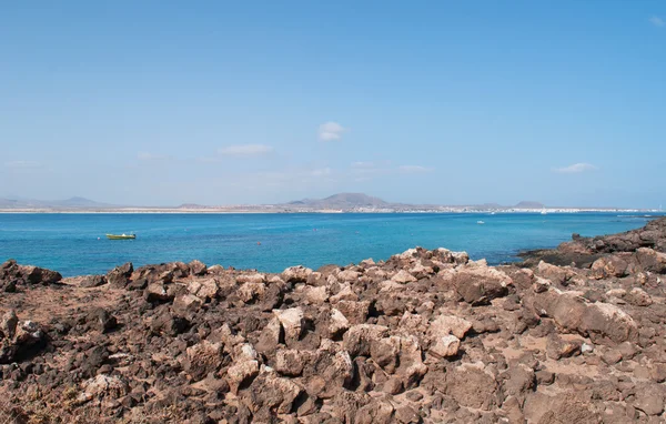 Fuerteventura, Ilhas Canárias, Espanha: o horizonte de Corralejo com o seu vulcão Bayuyo visto da Ilha de Lobos, a pequena ilha a 2 km a norte de Fuerteventura — Fotografia de Stock