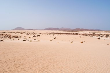 Fuerteventura, Kanarya Adaları, İspanya: Parque doğal de Corralejo, kum tepeleri adanın tepeleri ile 11 km yüzölçümü Milli Parkı havadan görünümü zamanla Okyanus ötesinden Sahara Çölü'nden gelen kum ile kurulan