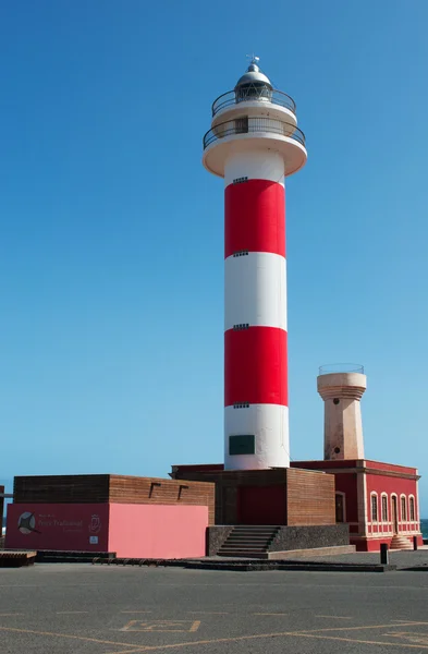 Фуэртевентура, Канарские острова, Испания: вид на маяк Faro de Toston (маяк Toston или El Cotillo), действующий маяк в Пунта-де-ла-Баллена (Кит-Пойнт), первоначальная структура которого была открыта в 1897 году. — стоковое фото