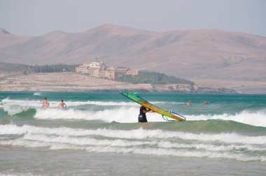 Fuerteventura, Kanarya Adaları, İspanya: bir adet Rüzgar Sörfü Playa beach de üzerinde Sotavento de Jandia, Costa Calma (sakin sahil), en ünlü plajlarından güneydoğu kıyısında sörfçü için bir cennet olarak kabul