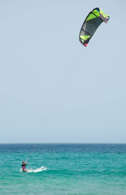 Fuerteventura, Kanarya Adaları, İspanya: Playa beach de üzerinde bir kitesurfer Sotavento de Jandia, Costa Calma (sakin sahil), en ünlü plajlarından güneydoğu kıyısında sörfçü için bir cennet olarak kabul