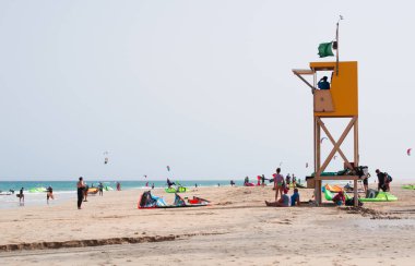 Fuerteventura, Kanarya Adaları, İspanya: Cankurtaran Playa de gözcü görevde üzerinde Sotavento de Jandia, Costa Calma (sakin sahil), en ünlü plajlarından güneydoğu kıyısında sörfçü için bir cennet olarak kabul