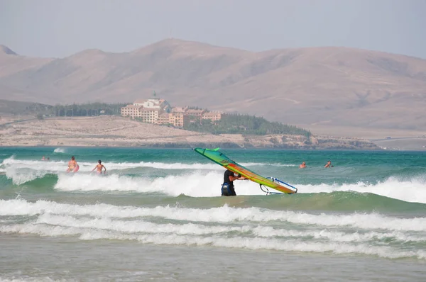 Fuerteventura, Îles Canaries, Espagne : un planchiste sur la plage de Playa de Sotavento de Jandia, l'une des plages les plus célèbres de Costa Calma (côte calme), la côte sud-est considérée comme un paradis pour les surfeurs — Photo