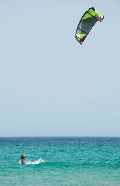 Fuerteventura, Îles Canaries, Espagne : un kitesurfer sur la plage de Playa de Sotavento de Jandia, l'une des plages les plus célèbres de Costa Calma (côte calme), la côte sud-est considérée comme un paradis pour les surfeurs — Photo