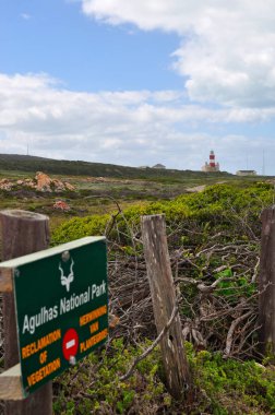 Güney Afrika: Cape Agulhas deniz feneri hava görünümünü yerleşik 1849 tarihinde L'Agulhas Köyü Güney kenarı ile işaret Agulhas Cape Agulhas, Afrika kıtasının coğrafi Güney ucu Milli parkında