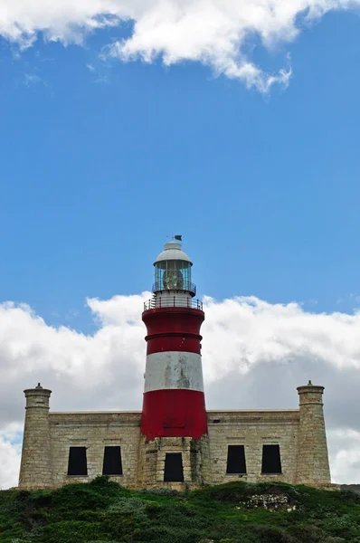 Sudáfrica: vista aérea del faro del Cabo Agulhas, construido en 1849 en el extremo sur del pueblo de L 'Agulhas, en el Parque Nacional Agulhas en el Cabo Agulhas, el extremo sur geográfico del continente africano — Foto de Stock