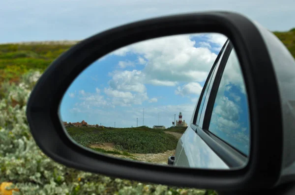 Zuid-Afrika: de Kaap Agulhas vuurtoren gezien vanaf de spiegel van de kant van een auto — Stockfoto