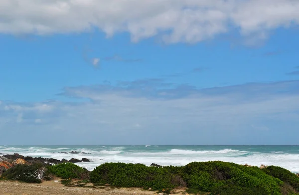 África do Sul: vista aérea da praia do Cabo Agulhas, a ponta mais meridional da África, a ponta sul geográfica do continente africano e o início da linha divisória entre os oceanos Atlântico e Índico — Fotografia de Stock