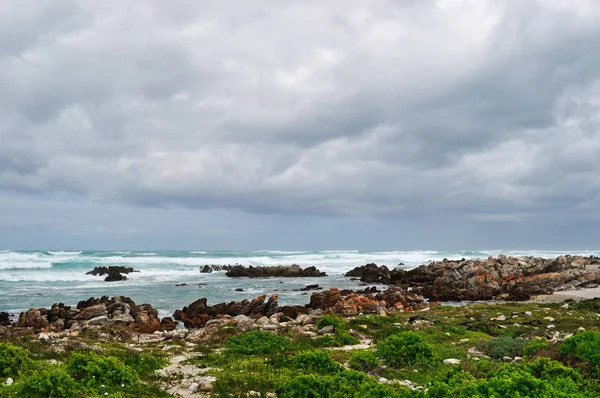 Южная Африка: вид с воздуха на пляж мыса Агульяс, самую южную оконечность Африки, географическую южную оконечность африканского континента и начало разделительной линии между Атлантическим и Индийским океанами — стоковое фото