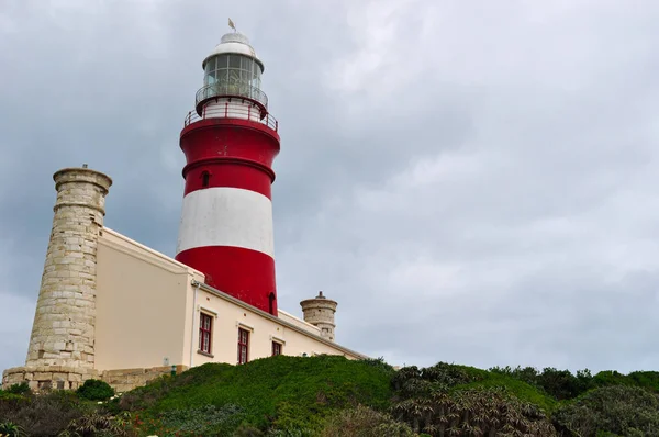 Sudáfrica: vista aérea del faro del Cabo Agulhas, construido en 1849 en el extremo sur del pueblo de L 'Agulhas, en el Parque Nacional Agulhas en el Cabo Agulhas, el extremo sur geográfico del continente africano — Foto de Stock