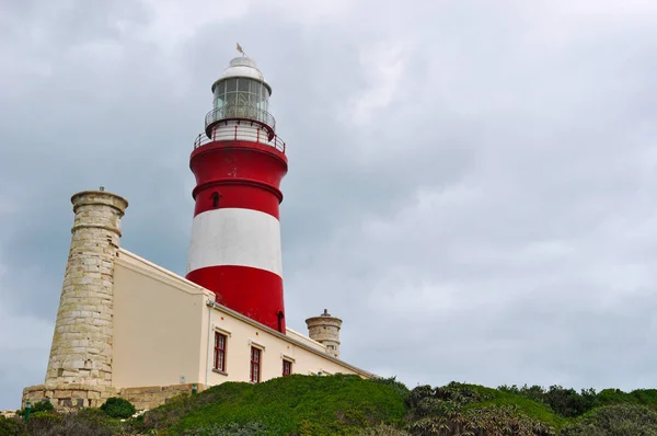 África do Sul: vista aérea do Farol do Cabo Agulhas, construído em 1849 no extremo sul da aldeia de L 'Agulhas, no Parque Nacional das Agulhas em Cabo Agulhas, a ponta sul geográfica do continente africano — Fotografia de Stock