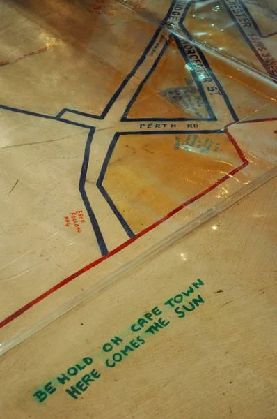 Cape Town, Zuid-Afrika: details van de wegenkaart van de District Six, verklaarde een enige regio van blanken in 1965, met handgeschreven notities en gedichten uit voormalige bewoners op de verdieping van het District Six Museum, de herdenking van de gebeurtenissen van de apartheid — Stockfoto