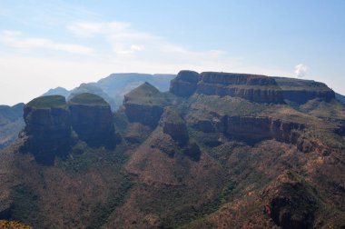 Güney Afrika: üç Rondavels, büyük hava görünümünü Blyde River Canyon, Mpumalanga ili doğal özellik kayalarda yuvarlak, reminiscents evleri veya kulübeler (rondavels) yerli halkın kabul oluşumları kaya