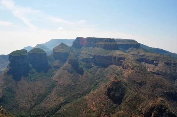 Jižní Afrika: letecký pohled na tři Rondavels, obrovské kulaté kameny v kaňonu řeky Blyde, přirozené funkce v provincii Mpumalanga, skalní útvary, které jsou považovány za reminiscents domy nebo chaty (rondavels) domorodých obyvatel — Stock fotografie