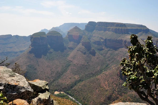Jižní Afrika: letecký pohled na tři Rondavels, obrovské kulaté kameny v kaňonu řeky Blyde, přirozené funkce v provincii Mpumalanga, skalní útvary, které jsou považovány za reminiscents domy nebo chaty (rondavels) domorodých obyvatel — Stock fotografie