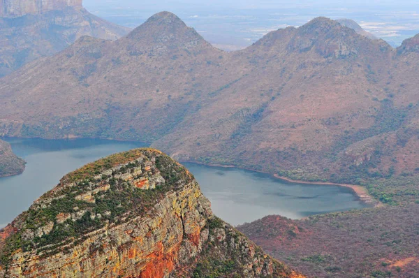 Jižní Afrika: letecký pohled na Blyde River Canyon v mlze, přirozené funkce v provincii Mpumalanga, jeden z největších kaňony na světě a jeden z velkých divů přírody na africkém kontinentu — Stock fotografie