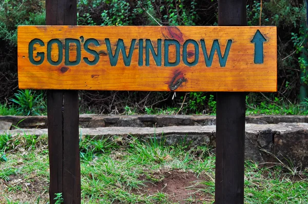 Südafrika: das hölzerne schild zum atemberaubenden gottsfenster, einer der malerischsten aussichtspunkte im naturpark blyde river canyon, in greifbarer nähe, entlang der panoramastraße in der provinz mpumalanga — Stockfoto