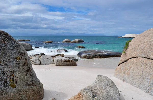 RPA: ptaka Boulders Beach, osłoniętej plaży składa się z wlotami między głazy granitowe obudowa kolonii afrykańskich pingwiny od 1982 roku na półwyspie Cape, w pobliżu miasta Szymona — Zdjęcie stockowe