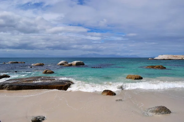 Sudáfrica: vista aérea de Boulders Beach, una playa protegida formada por ensenadas entre cantos rodados de granito que alberga una colonia de pingüinos africanos desde 1982 en la península del Cabo, cerca de Simon 's Town — Foto de Stock