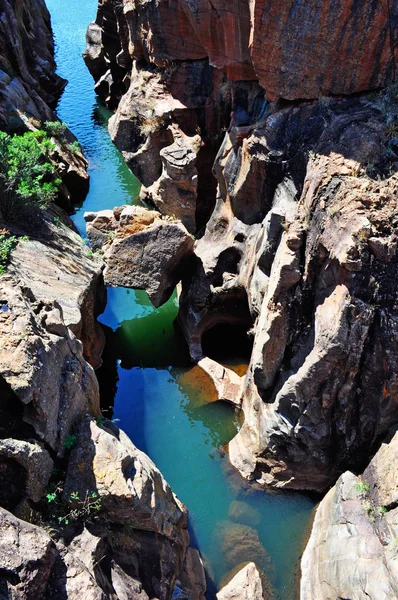 Südafrika: Luftaufnahme der Schlaglöcher und Tauchbecken des wahreren Flusses bei den bourke 's luck potholes, einem geologischen Merkmal des Blyde River Canyon Naturreservats, entlang der Panoramastraße in der Provinz mpumalanga — Stockfoto