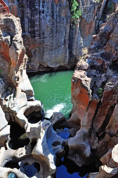 Zuid-Afrika: luchtfoto van de kuilen en dompelbaden van de Truer-rivier bij de Bourke's Luck Potholes, een deel van de geologische functie van de Blyde River Canyon Nature Reserve, langs de Panorama Route in de provincie Mpumalanga — Stockfoto