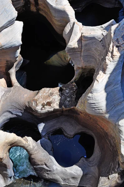 Afrique du Sud : vue aérienne des nids de poule et des bassins de plongée de la rivière Truer aux nids de poule Bourke's Luck, un élément géologique de la réserve naturelle du canyon de la rivière Blyde, le long de la route panoramique dans la province de Mpumalanga — Photo