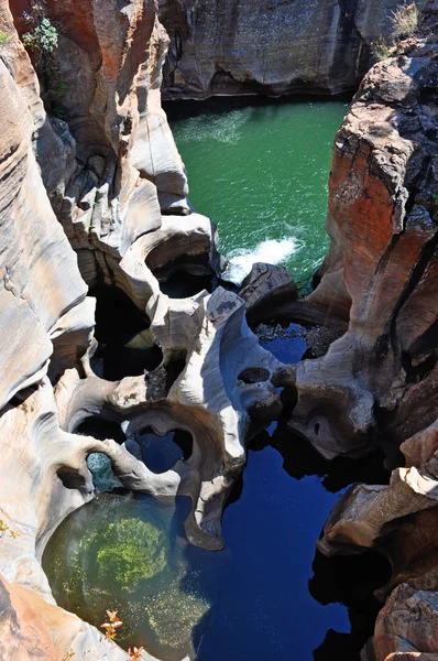Zuid-Afrika: luchtfoto van de kuilen en dompelbaden van de Truer-rivier bij de Bourke's Luck Potholes, een deel van de geologische functie van de Blyde River Canyon Nature Reserve, langs de Panorama Route in de provincie Mpumalanga — Stockfoto