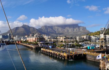Güney Afrika: Masa Dağı (Tafelberg), Cape Town, şehir tablo dağ Milli Victoria'dan görülen Parkı parçası, sembolü bakan bir düz tepesinde dağ ve Alfred Waterfront, bağlantı noktasının tarihi merkezinde hava görünümünü 