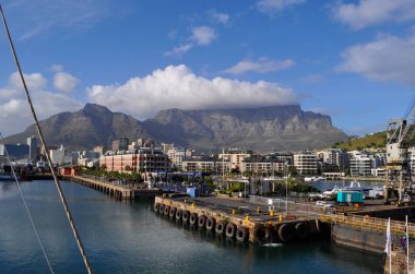 Güney Afrika: Masa Dağı (Tafelberg), Cape Town, şehir tablo dağ Milli Victoria'dan görülen Parkı parçası, sembolü bakan bir düz tepesinde dağ ve Alfred Waterfront, bağlantı noktasının tarihi merkezinde hava görünümünü 
