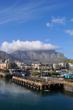 Güney Afrika: Masa Dağı (Tafelberg), Cape Town, şehir tablo dağ Milli Victoria'dan görülen Parkı parçası, sembolü bakan bir düz tepesinde dağ ve Alfred Waterfront, bağlantı noktasının tarihi merkezinde hava görünümünü 