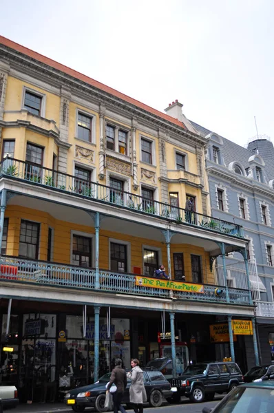 Cidade do Cabo, África do Sul: vista para o Mercado Pan-Africano, anteriormente o edifício Ywca dedicado a Minnie e Maria Bam, duas irmãs adolescentes morreram de febre entérica em 1886, no centro de Long Street — Fotografia de Stock