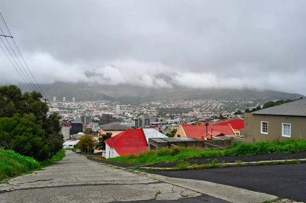 Кейптаун, Южная Африка: облачная погода, подъездная дорога и дома на склонах Сигнал Хилл, ориентир с плоской вершиной холма, расположенный над центром Кейптауна — стоковое фото