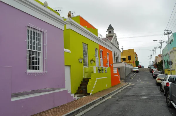 Sudáfrica: la vida cotidiana y la vista panorámica de Bo-Kaap, el barrio musulmán de Ciudad del Cabo, anteriormente conocido como el barrio malayo y famoso por sus casas de colores brillantes y las calles empedradas — Foto de Stock