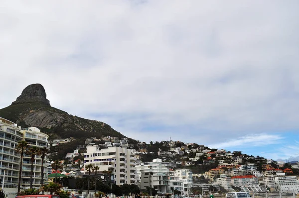 África do Sul: vista do pico da Cabeça de Leão vista de Sea Point, um dos subúrbios da Cidade do Cabo — Fotografia de Stock
