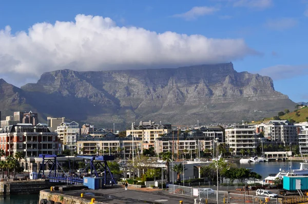 África do Sul: vista aérea da Montanha da Mesa (Tafelberg), uma montanha plana com vista para a Cidade do Cabo, símbolo da parte da cidade do Parque Nacional da Montanha da Mesa, vista da Victoria & Alfred Waterfront, o coração histórico do porto — Fotografia de Stock