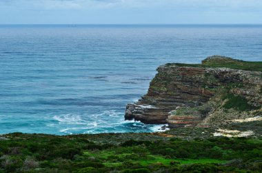 Tablo Mountain National Park, Güney Afrika: cliff ve Cape of Good Hope, Portekizli kaşif Bartolomeu Dias, Cape noktasından görülme tarafından 1488 yılında Yarımadası yuvarlak pelerin Atlantic coast üzerinde kayalık headland beach