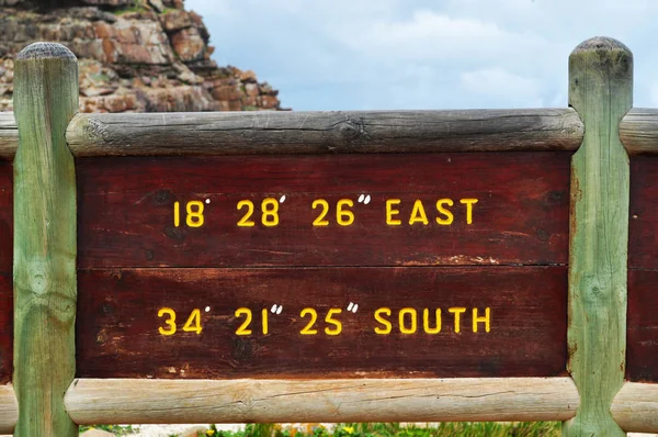 Table Mountain national park, Zuid-Afrika: de coördinaten van de Kaap de goede hoop, rotsachtige kaap op de Atlantische kust van Cape schiereiland afgerond in 1488 byportuguese explorer Bartolomeu Dias, een wereldwijd symbool voor het overwinnen van de moeilijkheden — Stockfoto