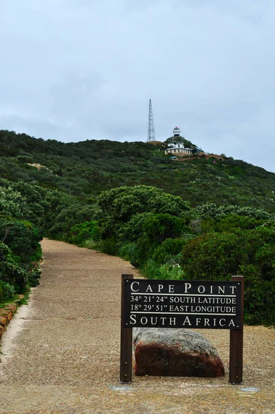 Table Mountain National Park, Sudáfrica: vista del sendero hacia el antiguo faro de Cape Point, construido sobre el promontorio verde de Cape Point a finales de la década de 1850 y cerrado después del hundimiento de Lusitania en 1911 — Foto de Stock