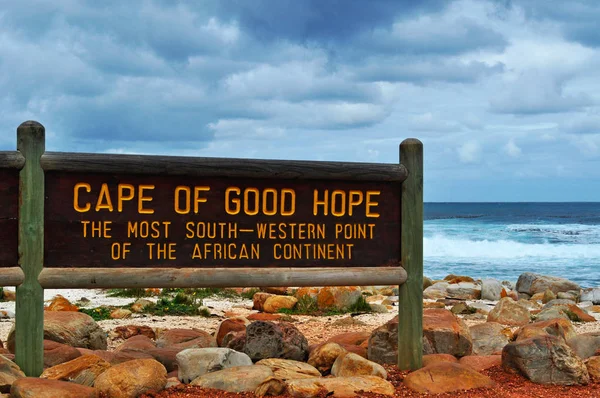 Sudáfrica, Parque Nacional de la Montaña de la Mesa: signo del Cabo de Buena Esperanza, promontorio rocoso en la costa atlántica de la península del Cabo redondeado en 1488 por el explorador portugués Bartolomeu Dias, símbolo mundial de la superación de las dificultades — Foto de Stock